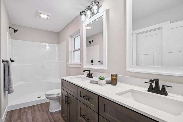 1382 Foxtail Drive, Fairfax, IA 52228