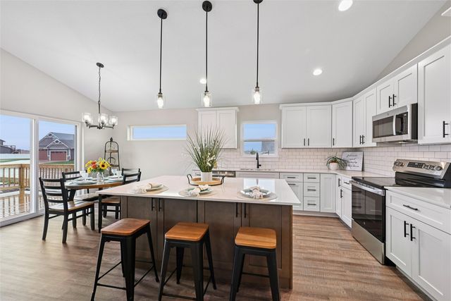 1382 Foxtail Drive, Fairfax, IA 52228