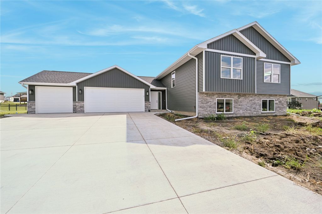 1382 Foxtail Drive, Fairfax, IA 52228