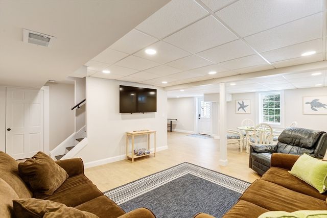 1 Fox Lane, Falmouth, MA 02540