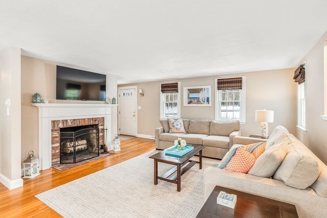 1 Fox Lane, Falmouth, MA 02540