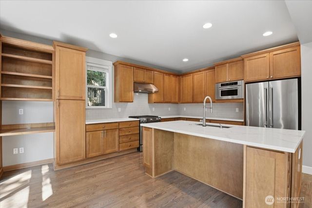 17211 NE 117th Way, Redmond, WA 98052