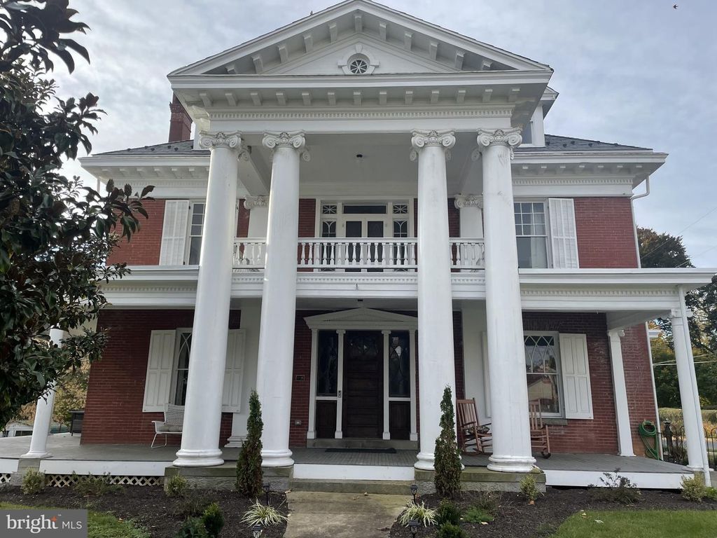 11 LINDEN AVE, Mercersburg, PA 17236
