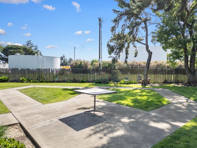 2320 W Turner Rd, Lodi, CA 95242