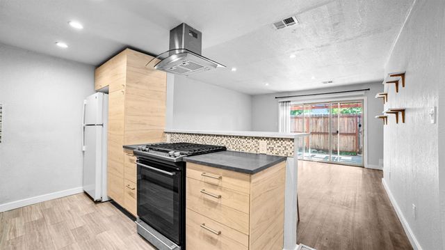 2320 W Turner Rd, Lodi, CA 95242