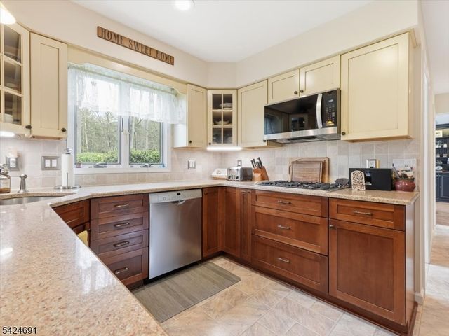 24 Powhatatan Way, Mount Olive Twp., NJ 07840