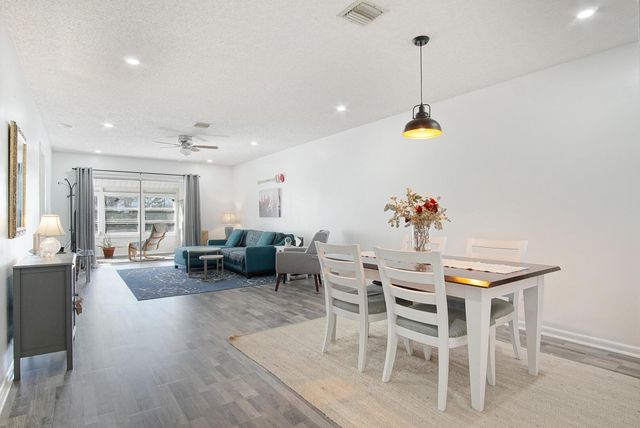 1203 S Lakes End Drive E-2, Fort Pierce, FL 34982