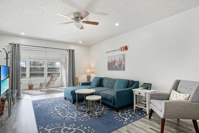 1203 S Lakes End Drive E-2, Fort Pierce, FL 34982