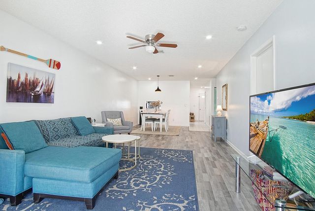 1203 S Lakes End Drive E-2, Fort Pierce, FL 34982