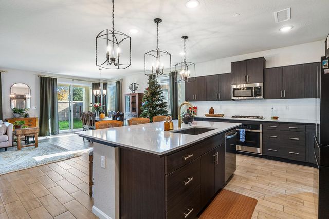 565 Traverse Drive S, Madera, CA 93636