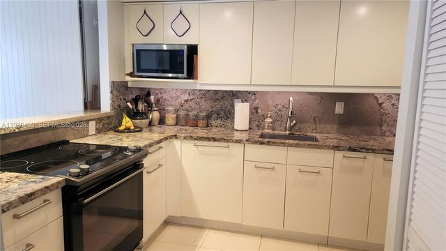 1901 Brickell Ave B1407, Miami, FL 33129