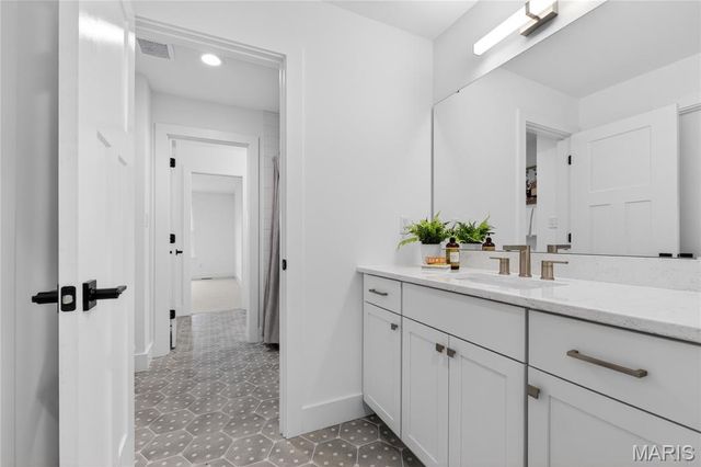 1216 patchwork fields, Chesterfield, MO 63005