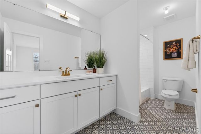 1216 patchwork fields, Chesterfield, MO 63005