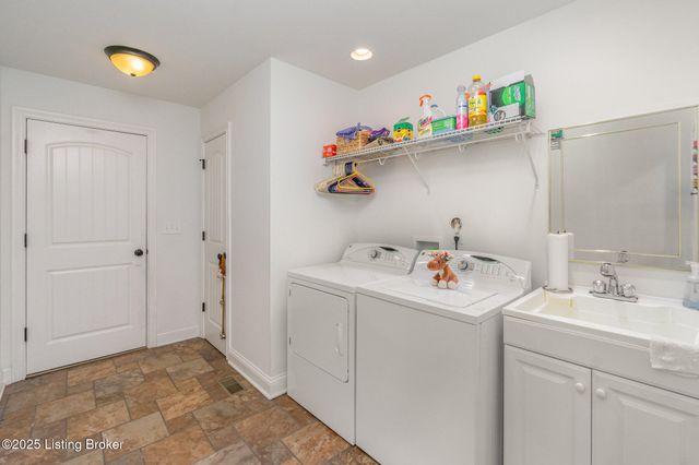 180 St James Ct, Fisherville, KY 40023