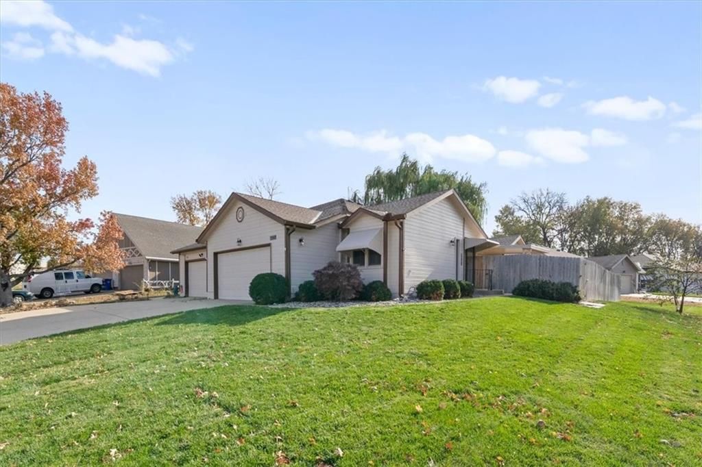1372 N Ridge Parkway, Olathe, KS 66061