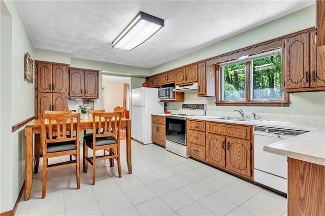 454 Cherokee Dr, Center Twp, PA 16001