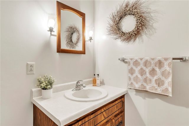 454 Cherokee Dr, Center Twp, PA 16001