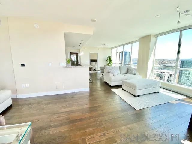 325 7Th 2102, San Diego, CA 92101