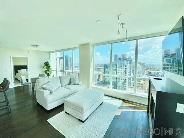 325 7Th 2102, San Diego, CA 92101