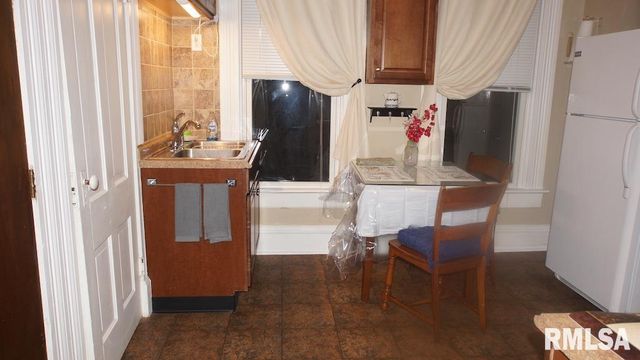 2002 W 4TH Street A, Davenport, IA 52802