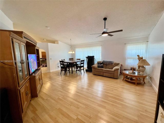 2102 NW 193rd Avenue, Pembroke Pines, FL 33029