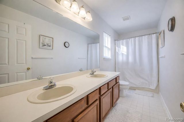 1223 Oaklawn Drive, Pontiac, MI 48341