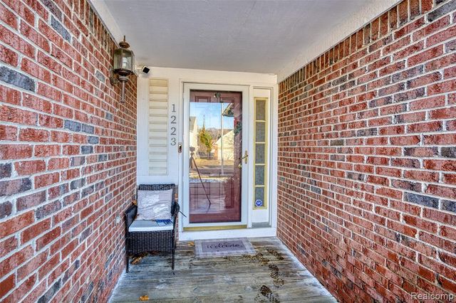 1223 Oaklawn Drive, Pontiac, MI 48341