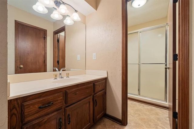 15629 Klamm Street, Basehor, KS 66007