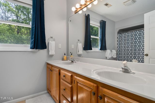 4314 Summerfield Drive, Piney Flats, TN 37686