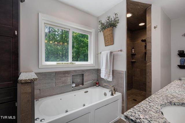 4314 Summerfield Drive, Piney Flats, TN 37686