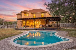 797 KILLARNEY RD, Floresville, TX 78114