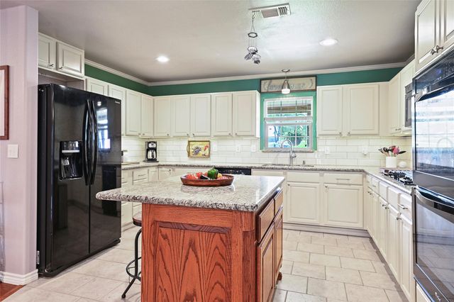 3917 Winding Road, Hearne, TX 77859