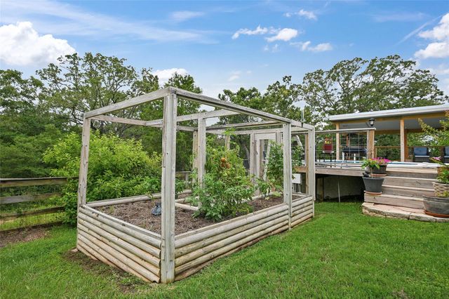 3917 Winding Road, Hearne, TX 77859