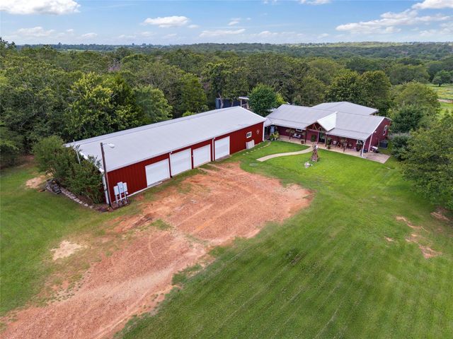 3917 Winding Road, Hearne, TX 77859