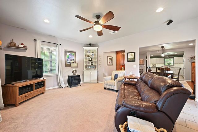 3917 Winding Road, Hearne, TX 77859