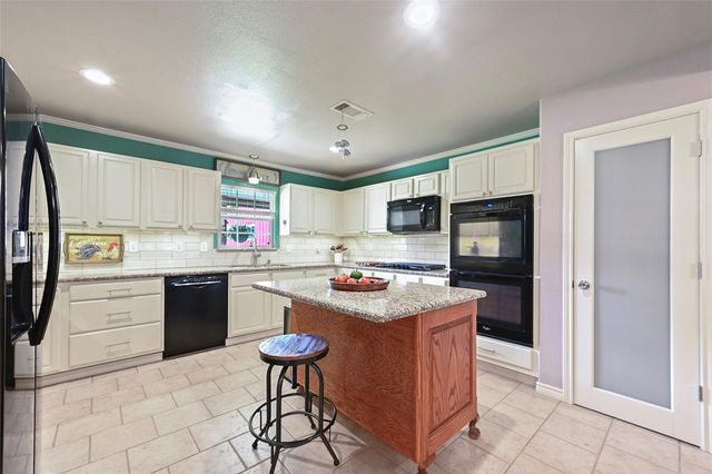 3917 Winding Road, Hearne, TX 77859