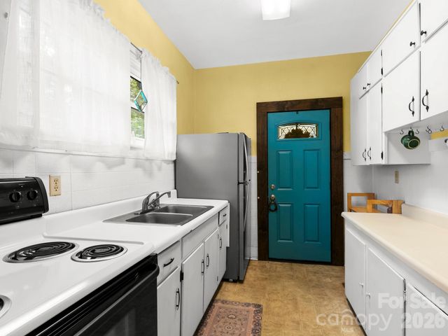 27 Warwick Road, Asheville, NC 28803