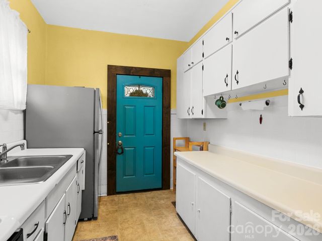 27 Warwick Road, Asheville, NC 28803