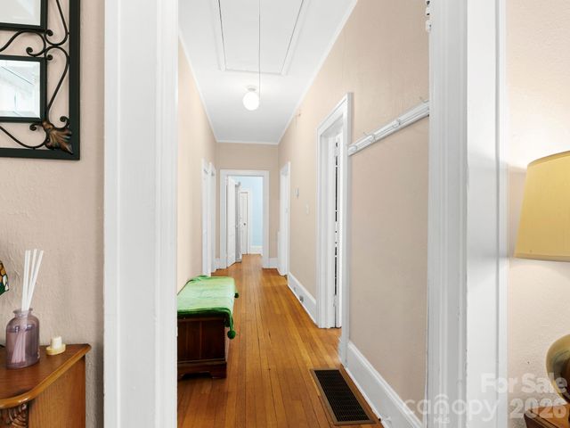 27 Warwick Road, Asheville, NC 28803