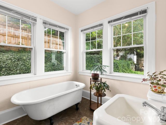 27 Warwick Road, Asheville, NC 28803