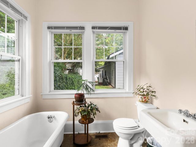 27 Warwick Road, Asheville, NC 28803