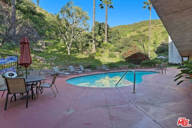 2700 Cahuenga Boulevard 2216, Los Angeles, CA 90068