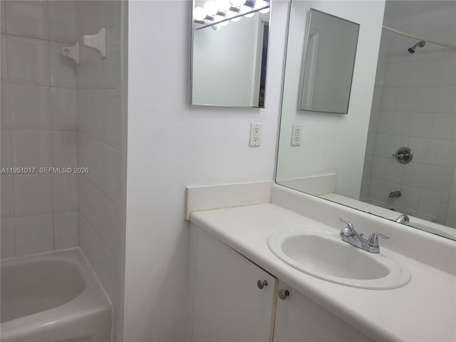 7910 N Nob Hill Rd 105, Tamarac, FL 33321