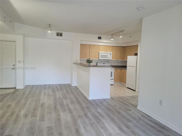 7910 N Nob Hill Rd 105, Tamarac, FL 33321