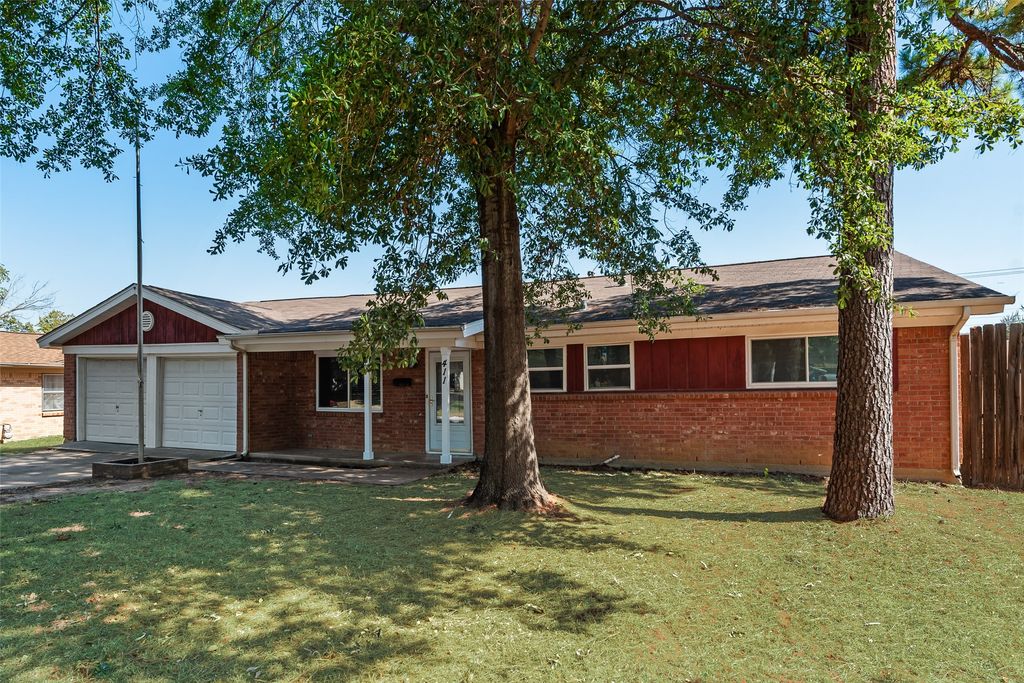 411 Yorkshire Drive, Euless, TX 76040