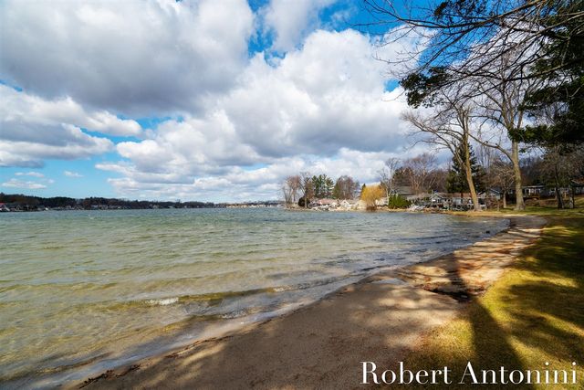 6775 Sunset Cove, Rockford, MI 49341