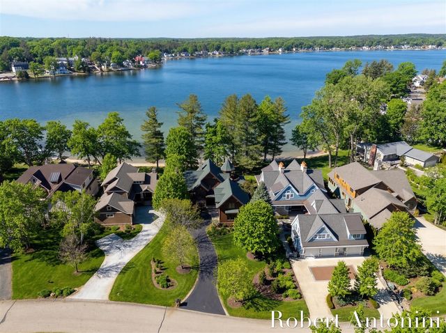 6775 Sunset Cove, Rockford, MI 49341