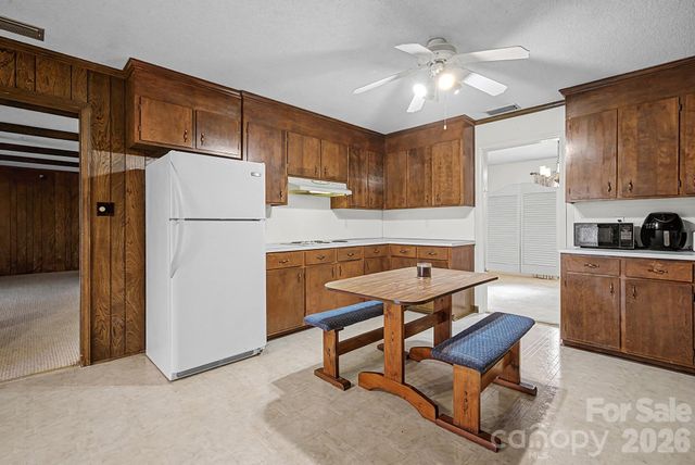 8122 Knollwood Circle, Charlotte, NC 28213