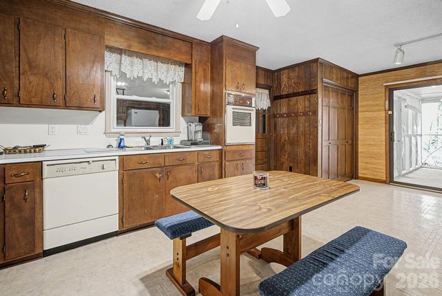 8122 Knollwood Circle, Charlotte, NC 28213