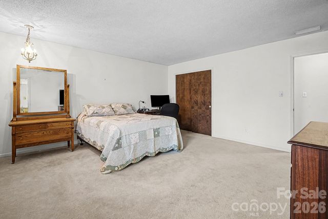 8122 Knollwood Circle, Charlotte, NC 28213